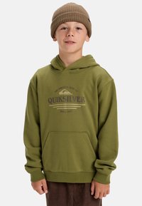 Sudadera con capucha en verde oliva y un bolsillo frontal, que presenta un logo impreso de Quiksilver en púrpura oscuro con acentos en beige. Textura suave.