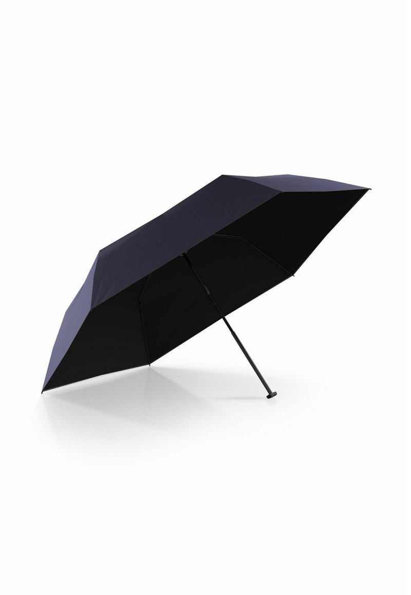Paraguas negro con un diseño moderno y elegante; ocho paneles, varilla de metal recta y un mango de agarre resistente. Textura suave, forma angular.