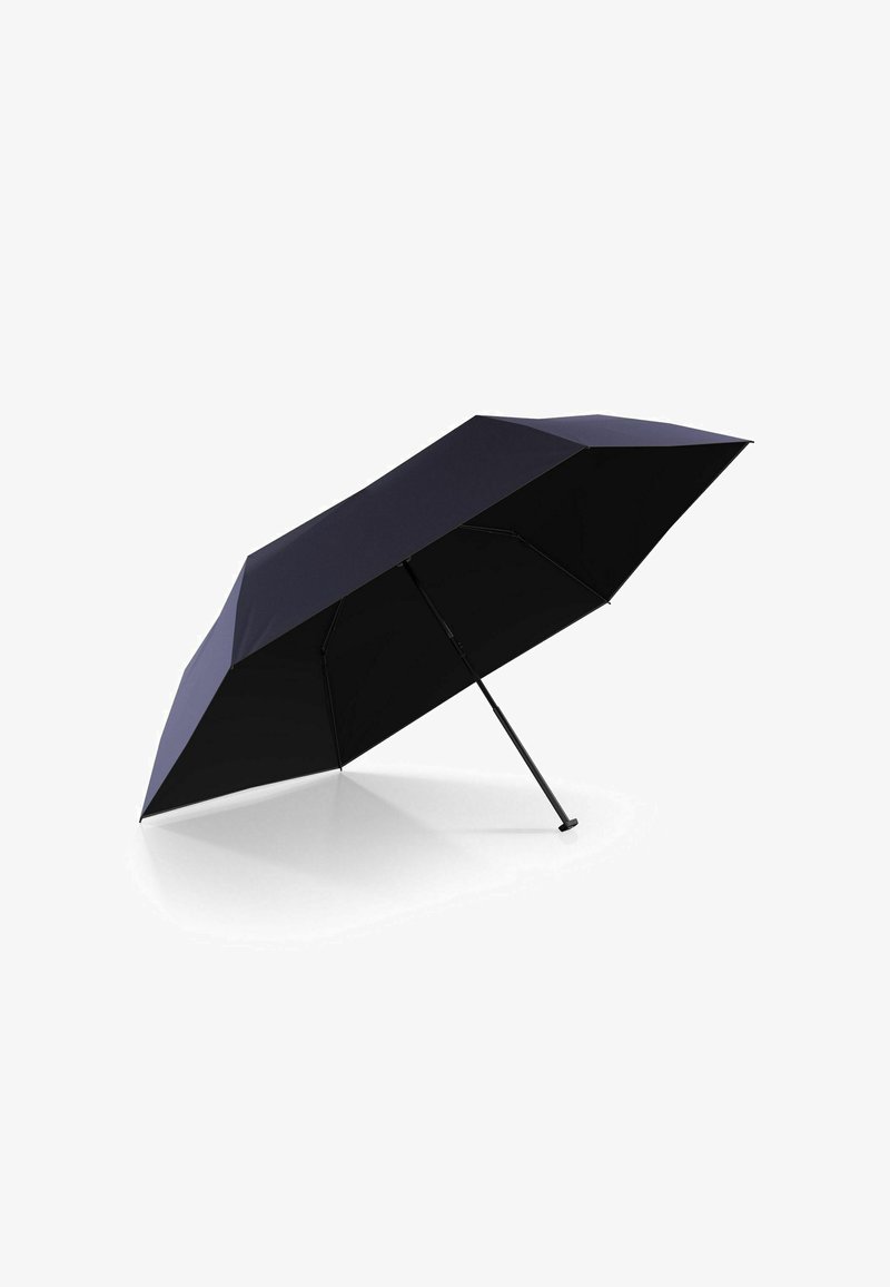 Paraguas negro con un diseño moderno y elegante; ocho paneles, varilla de metal recta y un mango de agarre resistente. Textura suave, forma angular.