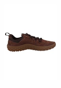 Zapatilla deportiva de ante marrón con laterales texturizados, suela de goma con un patrón hexagonal y cordones en la parte delantera para un ajuste seguro.