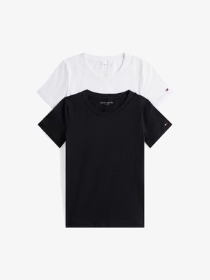 Dwa t-shirty z okrągłym dekoltem, jeden biały, a drugi czarny, wykonane z miękkiego materiału. Każdy ma krótkie rękawy i mały akcent logo na lewym rękawie.