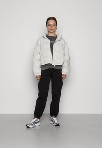 Weekday PROMIS SHORT PUFFER JACKET - Casaco de inverno - cream