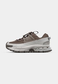 ZOOM VOMERO ROAM - Trainers - light bone/mink brown/court purple/dark brown/racer blue/white