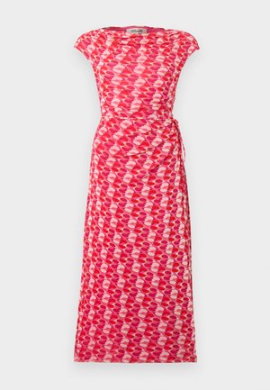 Αμάνικο ροζ και κόκκινο μίντι φόρεμα με αφηρημένο μοτίβο καρδιάς, λαιμόκοψη τύπου καραβόπανο και λεπτομέρεια δέσιμου στο πλάι σε απλό φόντο.