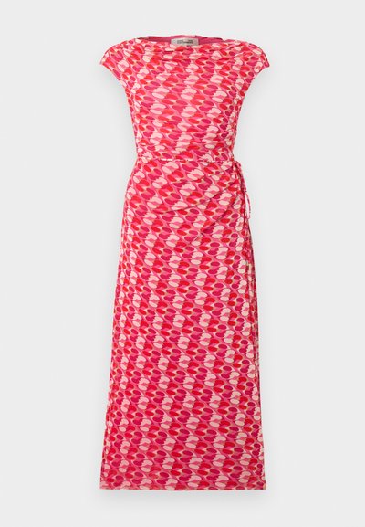 Αμάνικο ροζ και κόκκινο μίντι φόρεμα με αφηρημένο μοτίβο καρδιάς, λαιμόκοψη τύπου καραβόπανο και λεπτομέρεια δέσιμου στο πλάι σε απλό φόντο.