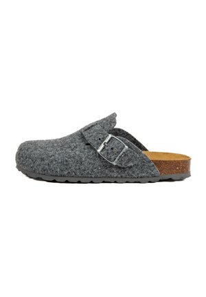 Sabot en feutre gris avec détail en boucle, semelle en liège brun et semelle en caoutchouc. Le design présente un bout arrondi et un dos ouvert.