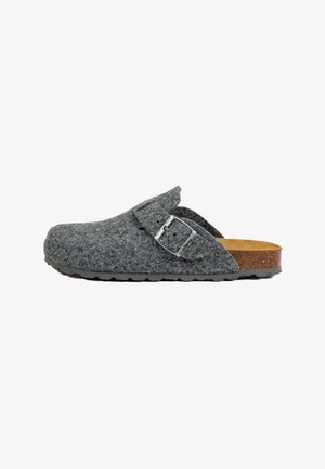 Sabot en feutre gris avec détail en boucle, semelle en liège brun et semelle en caoutchouc. Le design présente un bout arrondi et un dos ouvert.