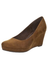 Zapato de cuña de ante marrón con punta redonda, frontal bajo y acabado texturizado. El tacón de cuña está ligeramente elevado y presenta una suela oscura.