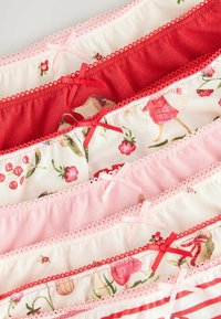Set aus vier dekorativen Dessous mit floralen Mustern und einfarbigen Designs in Rot und Pink, verziert mit Spitzenbesätzen und Schleifenakzenten.