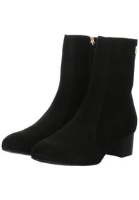 Paire de bottines en daim noir avec talons carrés et fermetures éclair latérales, conçues pour la mode féminine.