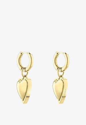Gouden creolen met gladde, gepolijste hartvormige hangers aan elke creool, eenvoudig en elegant ontwerp.