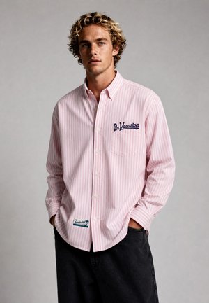 On Vacation, HOME OFFICE STRIPED DRESS SHIRT UNISEX - Chemise - pink