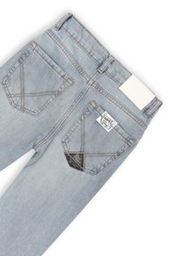 Jeans in denim azzurro chiaro con vita alta, dotati di due tasche posteriori, cuciture a contrasto e etichette sulla vita e sulla tasca destra.
