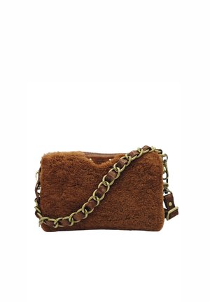Sac à main en fausse fourrure marron de forme rectangulaire, avec une bandoulière en chaîne et des accents en cuir. Surface texturée avec un aspect moelleux.