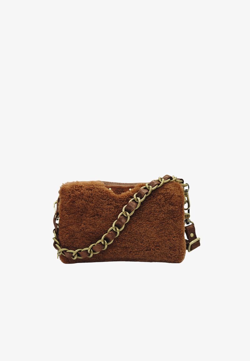 Sac à main en fausse fourrure marron de forme rectangulaire, avec une bandoulière en chaîne et des accents en cuir. Surface texturée avec un aspect moelleux.