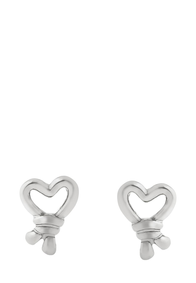 Pendientes de stud en forma de corazón de plata con un contorno curvado, que cuentan con una banda en la base y dos pequeños acentos colgantes.