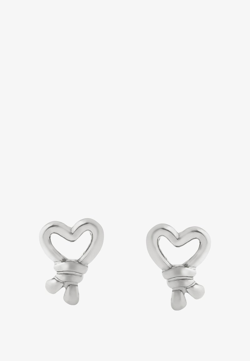 Pendientes de stud en forma de corazón de plata con un contorno curvado, que cuentan con una banda en la base y dos pequeños acentos colgantes.
