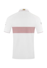Polo bianca con una striscia orizzontale rosa sulla parte centrale della schiena, con un logo dorato sul colletto e texture a coste. Maniche corte.