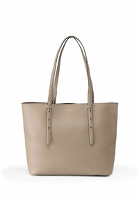 Beige leren totebag met twee lange hengsels, rechthoekige vorm, minimalistisch ontwerp, subtiele branding en contrasterende stiksels.