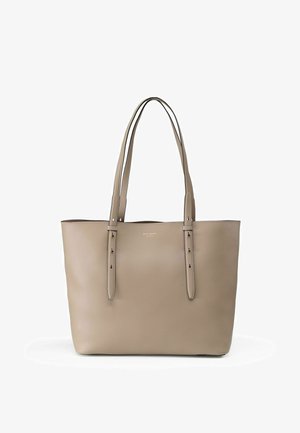 Bolso tote de cuero beige con dos asas largas, forma rectangular, diseño minimalista, marca sutil y costuras en contraste.