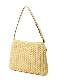 Sac à main jaune matelassé avec une texture tressée, une bandoulière réglable et un matériau lisse. Présente un design épuré et minimaliste.