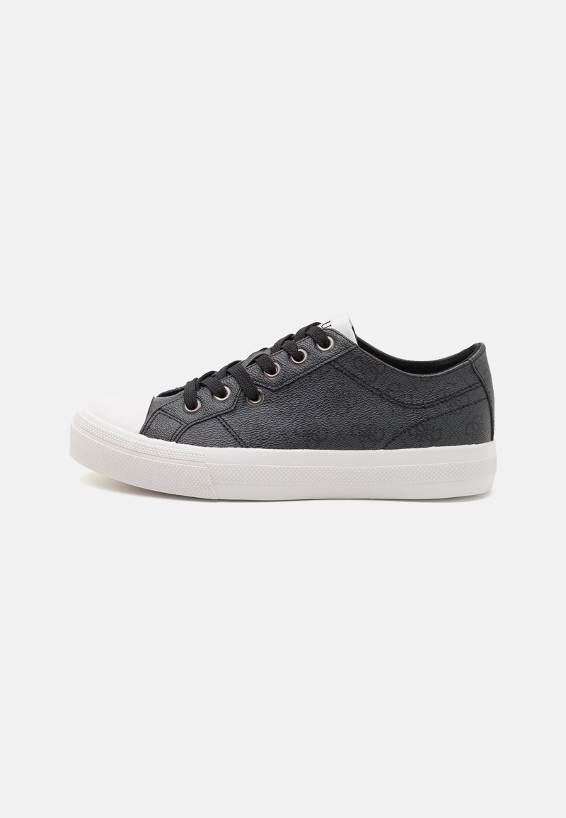 Fekete sneaker, textúrált felsőrésszel, fehér gumitalppal és fűzőkkel. Diszkrét dombornyomott mintával és kontrasztos fehér talppal rendelkezik a részletesség érdekében.