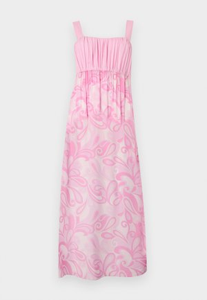 Robe longue rose sans manches avec corsage froncé et motif floral tourbillonnant sur la jupe.