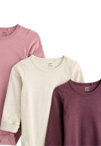 Drei langärmelige Baumwollhemden: eines in hellem Rosa, eines in Creme und eines in tiefem Burgunder. Alle verfügen über Rundhalsausschnitte und Druckknöpfe.