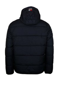 Chaqueta acolchada azul marino con capucha. Diseño acolchado con secciones horizontales y textura suave. Incluye el logo de la marca en la zona del cuello.