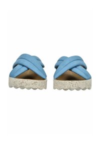 Sandalias de tela azul con tiras entrelazadas, que presentan una suela de plataforma blanca texturizada con un borde ondulado. Diseño plano y destalonado.
