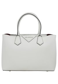 Sac en cuir blanc avec un design structuré, double poignée et plaque de logo en argent. Il dispose d'un intérieur rouge contrastant et de pieds protecteurs.