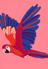 Geborduurde papegaai met levendige rode, roze en blauwe veren, vleugels gespreid tegen een lichtroze achtergrond. Textuurdetails versterken het ontwerp.