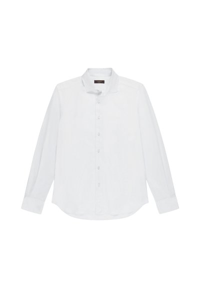 Camisa blanca de manga larga con cuello abotonado, con una textura suave y un dobladillo curvo. Seis botones frontales detallados en el centro.