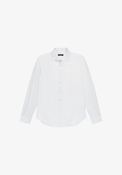 Camisa blanca de manga larga con cuello abotonado, con una textura suave y un dobladillo curvo. Seis botones frontales detallados en el centro.