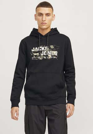 Sudadera negra de mezcla de algodón, con un bolsillo frontal tipo canguro, capucha con cordón y un logo de estampado de camuflaje en el pecho.