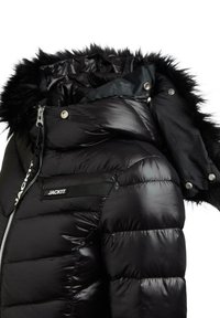 Melna pūka jaka ar kapuci, kas rotāta ar mākslīgo kažokādu, spīdīga materiāla, ar rāvējslēdzēju un priekšējām ieliktņiem ar zīmola apzīmējumiem.