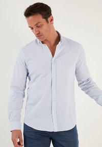 Lichtblauw gestreepte overhemden met knopen, lange mouwen, zachte katoenen stof, slim fit, met een klassieke kraag en ronde zoom.