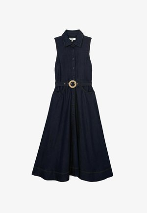 Rochie midi din denim întunecat fără mâneci, cu nasturi în față, decolteu cu guler, două buzunare frontale și o curea asortată cu cataramă rotundă în talie.