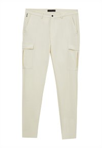 Pantaloni cargo color crema con tasche frontali, due tasche laterali cargo, chiusura con zip e bottone, e una texture liscia.
