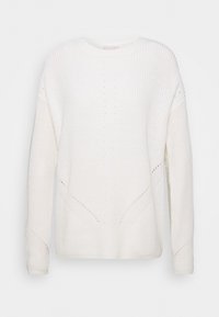 Witte gebreide trui met lange mouwen, ronde hals, ribbelstructuur en subtiele opengebreide patroonaccenten aan de voorkant, mouwen en zijkanten.