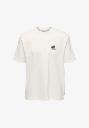 Camiseta de algodón blanca con mangas cortas y un escote redondo. Presenta un pequeño logotipo gráfico negro en el área del pecho izquierdo.