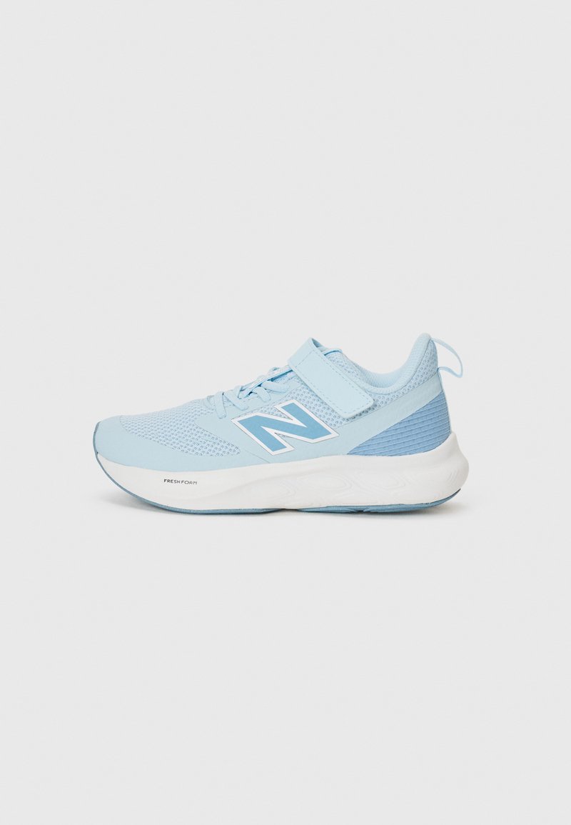 Baskets de sport bleu clair avec partie supérieure en maille, accents texturés, sangle velcro et semelle blanche rembourrée avec le logo "FRESH FOAM".