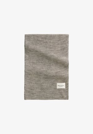 Écharpe grise à côtes en tissu doux, avec un tricot texturé et une petite étiquette blanche avec du texte dans un coin.