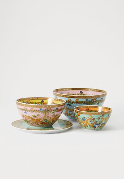 Sada troch keramických misiek v pastelových farbách s kvetinovými vzormi, zvýraznenými zlatým lemovaním; obsahuje zodpovedajúci dekoratívny tanier.