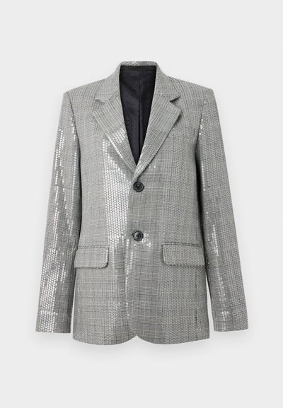 Blazer grigio a scacchi con bottoni neri e sottili accenti di paillettes argentate sulla parte anteriore e sulle maniche, dotato di interno foderato e tasche a patta frontali.