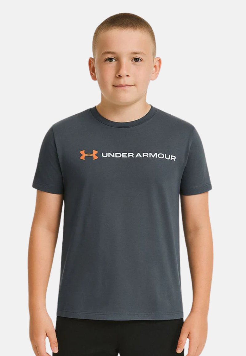 Camiseta gris de manga corta con cuello redondo. Presenta un logo blanco de "UNDER ARMOUR" y un emblema naranja en el lado izquierdo del pecho.
