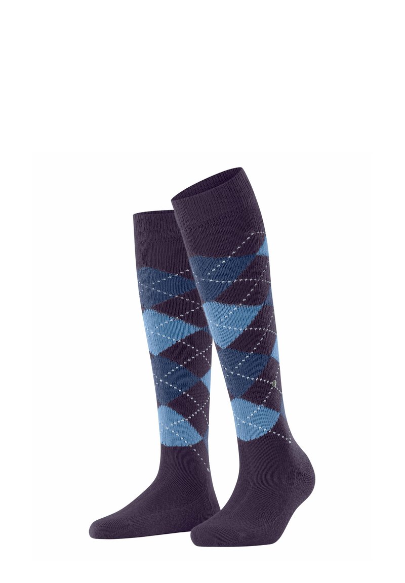 Kniestrümpfe mit einem Diamantmuster in Blautönen und dunkelvioletten Nuancen sowie weißen Akzenten, flach auf einem weißen Hintergrund ausgelegt.