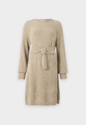 Beige, langärmliges Strickkleid mit strukturiertem Finish. Verfügt über einen gebundenen Gürtel mit einem sternförmigen Metallelement in der Taille.