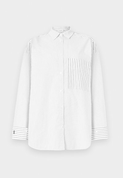 Άσπρο πουκάμισο με μακριά μανίκια και κουμπιά, με λεπτές κάθετες μαύρες ρίγες, ασύμμετρη τσέπη στο μπροστινό μέρος με ρίγες και μανσέτες με ρίγες.