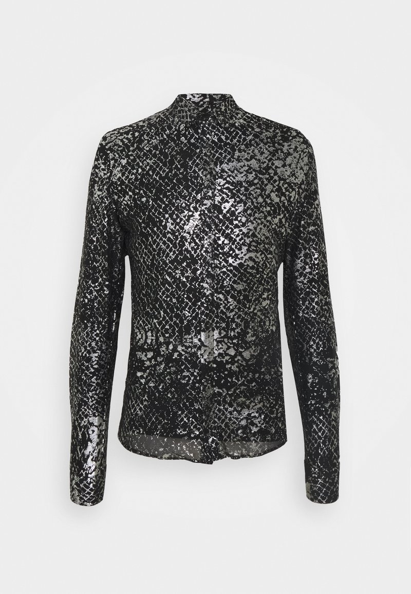 Chemise noire à manches longues avec motif peau de serpent argenté et col montant, présentée sur fond blanc uni.